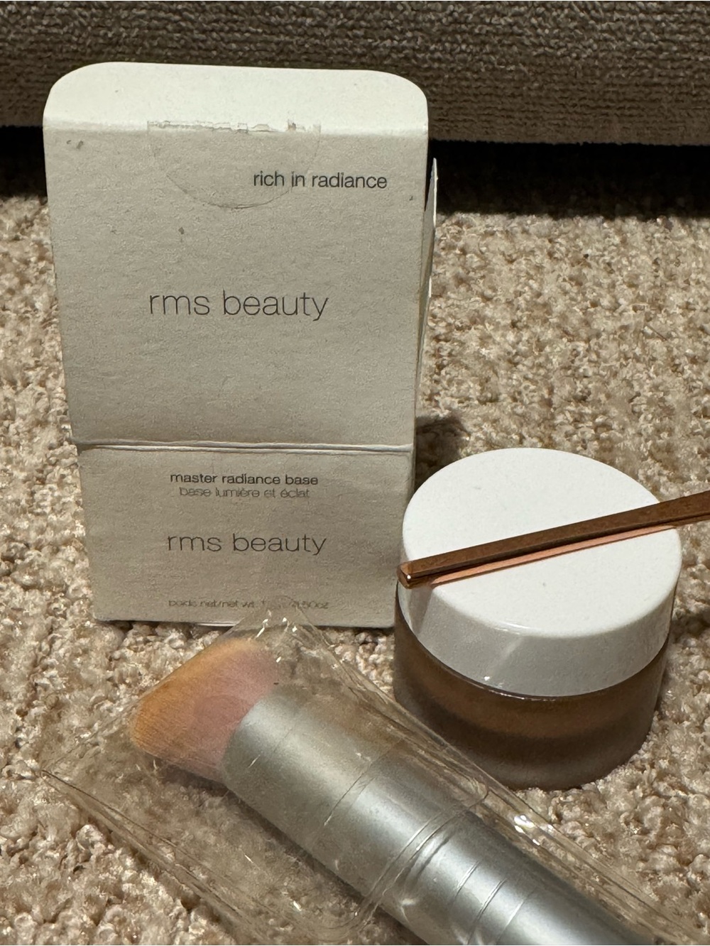 rms beauty Master Radiance Base- Rich in Radiance & brush